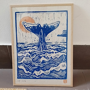 linogravure-estampe-queue-cachalot-papier-riz-bleu-cuivre-jordan-gentes-vignette